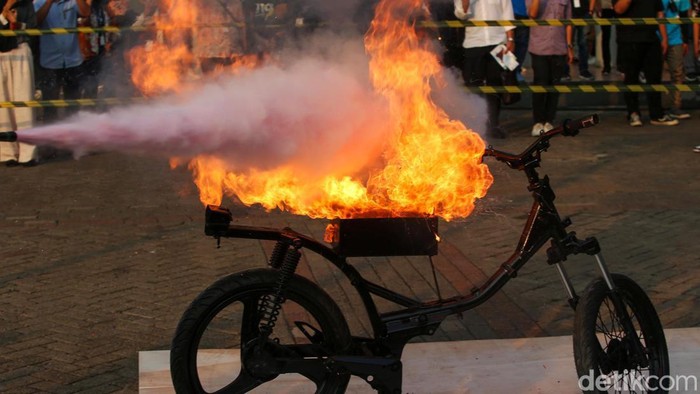Pameran kendaraan listrik PEVS 2023 dimeriahkan dengan uji coba alat pemadam api ringan (APAR). Baterai yang dibakar pun dipadamkan menggunakan APAR buatan Fast.