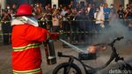 Begini Penanganan Kebakaran Batere Pada Motor Listrik