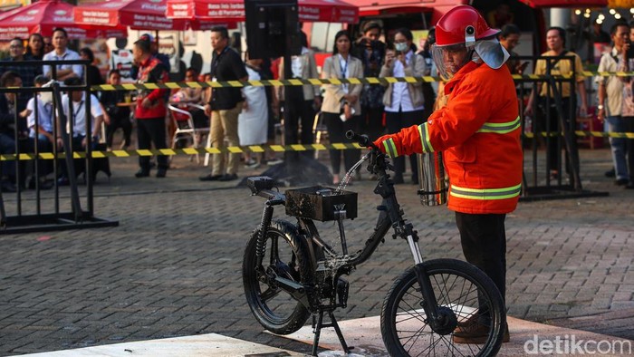 APAR Khusus Kendaraan Listrik Pameran kendaraan listrik PEVS 2023 dimeriahkan dengan uji coba alat pemadam api ringan (APAR). Baterai yang dibakar pun dipadamkan menggunakan APAR buatan Fast.
