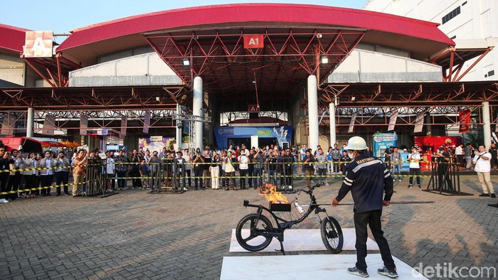 APAR Khusus Kendaraan Listrik Pameran kendaraan listrik PEVS 2023 dimeriahkan dengan uji coba alat pemadam api ringan (APAR). Baterai yang dibakar pun dipadamkan menggunakan APAR buatan Fast.