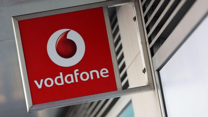 Badai PHK Belum Kelar, Vodafone Bakalan Pangkas 11 Ribu Karyawannya Raksasa telekomunikasi asal Inggris, Vodafone akan PHK 11.000 karyawannya di seluruh dunia. Hal ini diumumkan langsung oleh kepala eksekutif perusahaan, Margherita Della Valle.