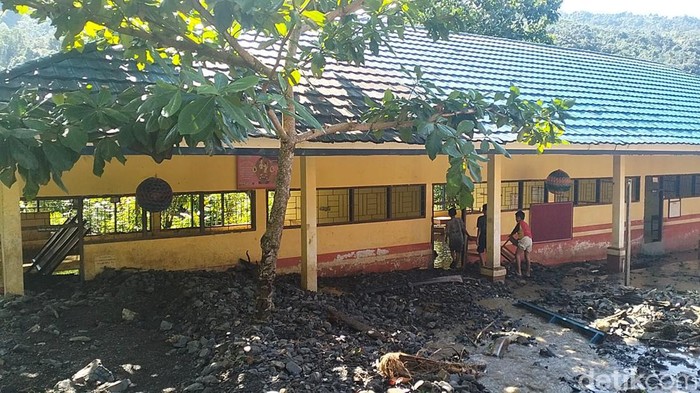 Bagunan SDN 057 Pappandangan, Polman, Sulbar tertimbun material pasir hingga lumpur akibat banjir. (Abdy/detikcom)