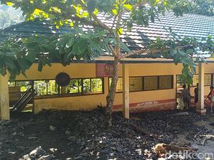 Bangunan SD di Polman Tertimbun Pasir-Lumpur Akibat Banjir, Siswa Diliburkan