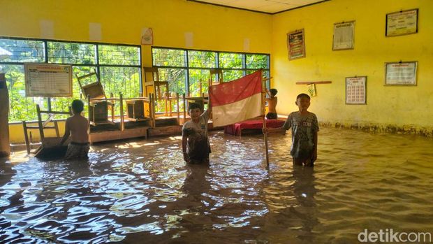 Bagunan SDN 057 Pappandangan, Polman, Sulbar tertimbun material pasir hingga lumpur akibat banjir. (Abdy/detikcom)