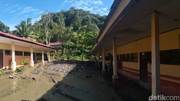 Bagunan SDN 057 Pappandangan, Polman, Sulbar tertimbun material pasir hingga lumpur akibat banjir. (Abdy/detikcom)