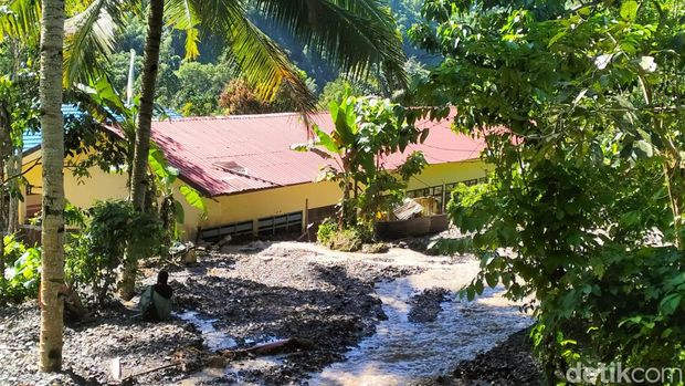 Bagunan SDN 057 Pappandangan, Polman, Sulbar tertimbun material pasir hingga lumpur akibat banjir. (Abdy/detikcom)