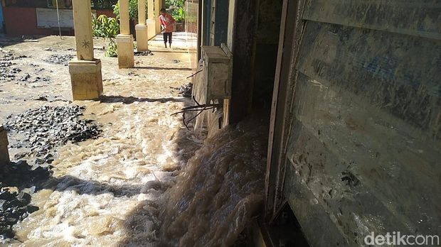 Bagunan SDN 057 Pappandangan, Polman, Sulbar tertimbun material pasir hingga lumpur akibat banjir. (Abdy/detikcom)