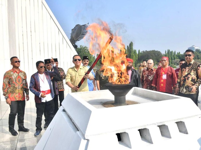 Bamsoet menyalakan api obor dalam peringatan HUT Pahlawan Kapitan Pattimura.
