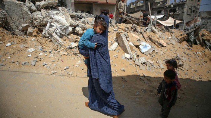 warga gaza sedang mengungsi setelah serangan