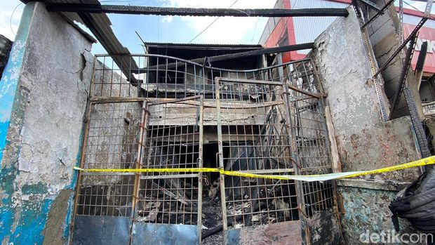 Bengkel motor di Sawangan, Depok, terbakar dan menewaskan satu orang pria, Rabu (17/5/2023) dini hari.