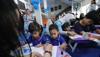 Turut hadir VP of Public Relations Blibli, Yolanda Nainggolan, Sekretaris I/ Humas dan Dana Yayasan Sayap Ibu, Maya Dhamyanti yang mendampingi Chief of Business BenihBaik.com Dena Rochmawaty, dan Kepala Panti Yayasan Sayap Ibu Cabang Jakarta, Lily S, Aribasar, usai acara penyerahan donasi program Gasabar Berbagi Bahagia Blibli di Jakarta, Rabu (17/5/2023). 
