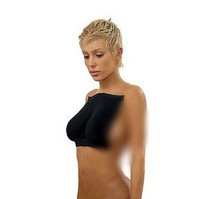 Di sebuah pemotretan, Bianca pun berani tampil unik dengan menggunakan body tape yang menutupi area sensitifnya. Namun perubahan gayanya tersebut tidak disambut baik oleh netizen. Penampilannya kerap dikritik. Foto: dok. Instagram/@Mowalola