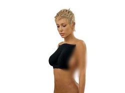 Di Luar Nalar, Gaya Bianca Censori Tak Pakai Bra Hanya Jas Hujan Transparan