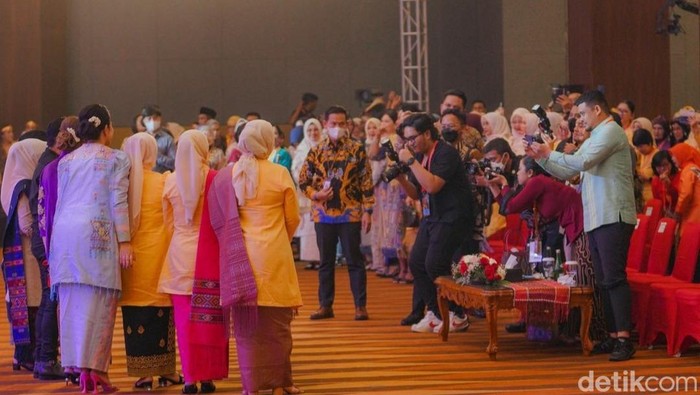 Bobby Nasution memotret Iriana Joko Widodo-Kahiyang Ayu saat foto bareng dengan Ari Lasso
