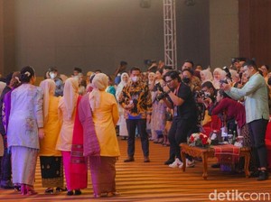 Bobby Unggah Aksi Memotret Iriana-Kahiyang saat Foto Bareng Ari Lasso