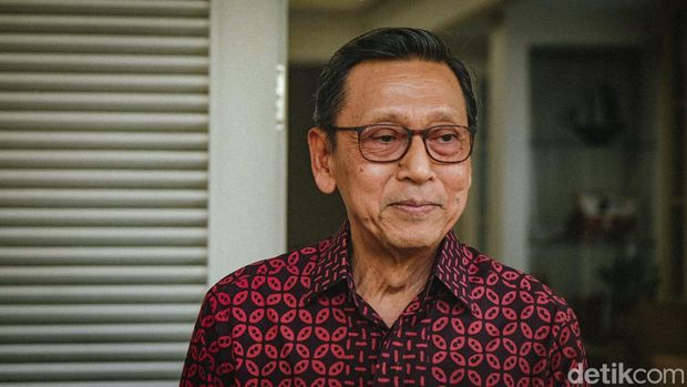 Wapres ke-11 Boediono bersiap menyambut Ketum PKB Cak Imin di kediaman pribadinya di Menteng, Jakarta, Rabu (17/5/2023).