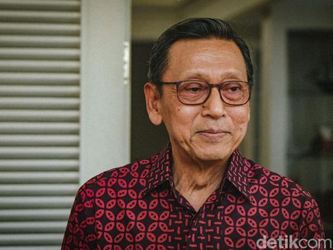Wapres ke-11 Boediono bersiap menyambut Ketum PKB Cak Imin di kediaman pribadinya di Menteng, Jakarta, Rabu (17/5/2023).
