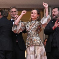 Brie Larson memakai gaun layer tembaga dari Chanel. (Foto: Lionel Hahn/Getty Images)