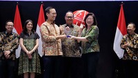 CEO BukaFinancial & Commerce, PT Bukalapak.com, Tbk, Victor Lesmana (kiri), Director Trading & Membership Indonesia Stock Exchange, Irvan Susandy (tengah) dan Group COO CGS-CIMB Securities Carol Fong (kanan) melakukan serah terima plakat bersama jajaran Direksi CGS-CIMB Sekuritas Indonesia, Ashmore Assets Management, dan PT Buka Investasi Bersama sebagai penanda diluncurkannya fitur BMoney Saham, Selasa (16/05).
