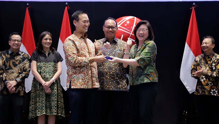 Bukalapak Luncurkan BMoney Saham Anak usaha PT Bukalapak.com Tbk. (BUKA), PT Buka Investasi Bersama (BIB) melalui BMoney meluncurkan fitur transkasi jual beli saham dalam platformnya.