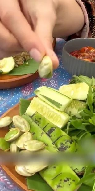 Kepincut Rasanya, Bule TikToker Ini Lahap Makan Petai dan Lalapan