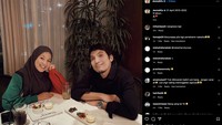 Setahun yang lalu, Desta mengunggah kebersamaan keduanya saat makan malam pada Maret 2022 dengan caption 9 tahun disertai tanda cinta.  Foto: Instagram Desta