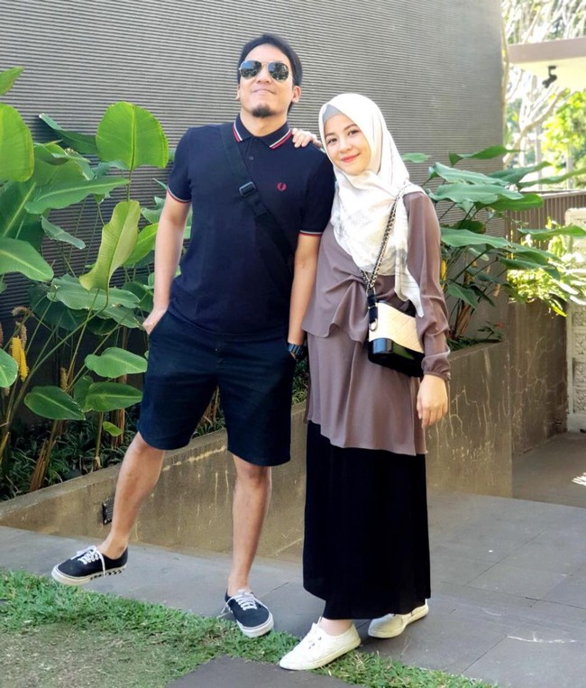 Kabar mengejutkan datang dari pasangan selebriti Desta dan Natasha Rizki. Pernikahan keduanya kini berada di ujung tanduk setelah Desta melayangkan gugatan cerai. Foto: Instagram/@desta80s