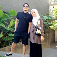 Kabar mengejutkan datang dari pasangan selebriti Desta dan Natasha Rizki. Pernikahan keduanya kini berada di ujung tanduk setelah Desta melayangkan gugatan cerai. Foto: Instagram/@desta80s