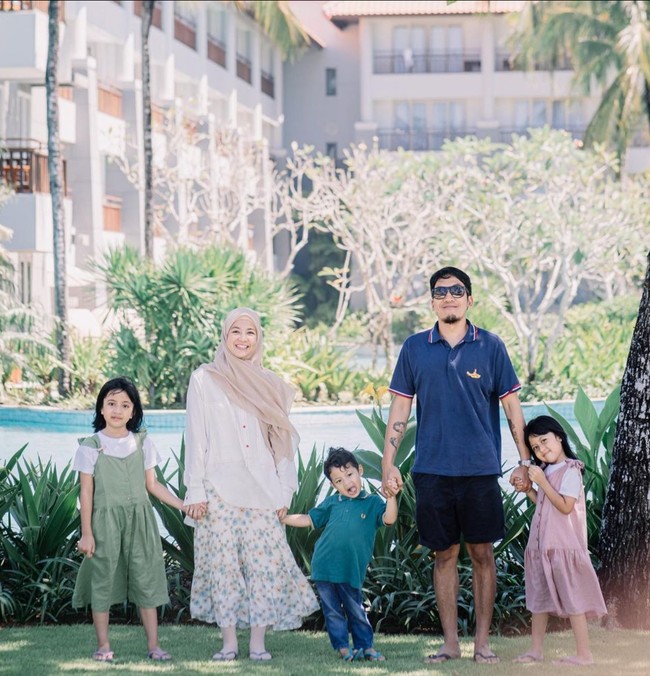 Keduanya sudah mengarungi bahtera rumah tangga selama 10 tahun dan dikaruniai tiga orang anak. Foto: Instagram/@desta80s