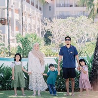 Keduanya sudah mengarungi bahtera rumah tangga selama 10 tahun dan dikaruniai tiga orang anak. Foto: Instagram/@desta80s