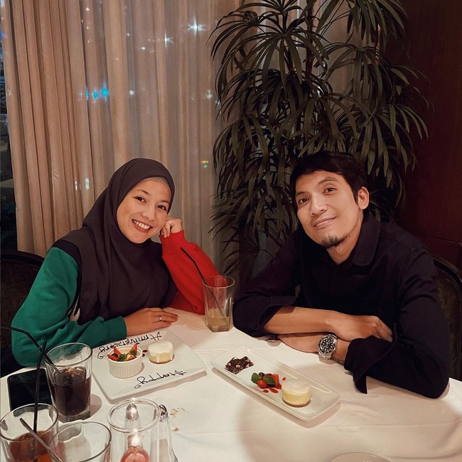 Pernikahan Desta dan Natasha Rizki selama ini diketahui adem ayem dan jauh dari konflik maupun drama.  Foto: Instagram/@desta80s