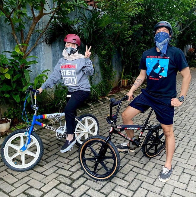 Selama menikah keduanya kerap berbagi keseharian di media sosial. Tak jarang mereka juga menampilkan kemesraan. Foto: Instagram/@desta80s