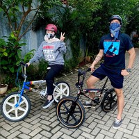 Selama menikah keduanya kerap berbagi keseharian di media sosial. Tak jarang mereka juga menampilkan kemesraan. Foto: Instagram/@desta80s