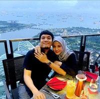 Natasha Rizki sempat merilis buku berjudul ‘Katanya Nikah Mudah’ Buku tersebut bercerita tentang kehidupannya yang sudah menikah di usia 19 tahun dengan suami yang berusia jauh di atasnya.  Foto: Instagram/@desta80s