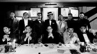 Desta dikenal sebagai sosok yang senang bersosialisasi bersama teman-temannya. Terutama saat menghabiskan makan malam dengan teman-teman prediksinya. Foto: Instagram/desta80s