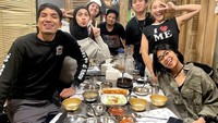 Desta Mahendra seringkali menghabiskan waktu bersama rekan-rekan siaran di Prambors. Makan siang bersama Nycta Gina dan tim radio lainnya, mereka menyantap barbeque ala Korea Selatan. Foto: Instagram/desta80s