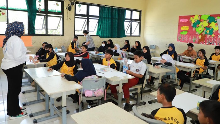 Edukasi Anti Perundungan dan Kekerasan Seksual Pelajar Edukasi anti perundungan dan kekerasan seksual guna mencegah pelecehan kepada 5.300 pelajar SD digelar di wilayah Jakarta dan Bekasi. Ini potretnya.
Kegiatan ini dilaksanakan di 21 sekolah, yang salah satunya dilaksanakan di SDN Marunda 05 Jakarta Utara.