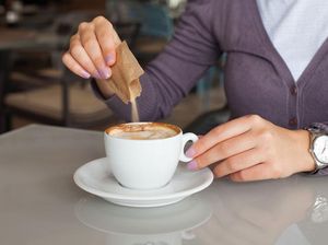 Hati-hati! Ini 5 Efek Samping Tambahkan Gula dan Pemanis ke Dalam Kopi