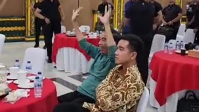Ekspresi Presiden Jokowi dan Gibran Rakabuming Raka saat nonton bareng final sepakbola SEA Games 2023.