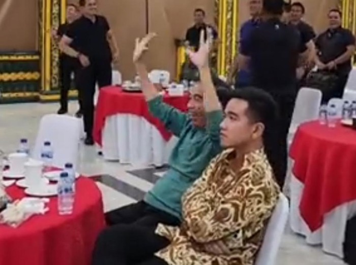 Ekspresi Presiden Jokowi dan Gibran Rakabuming Raka saat nonton bareng final sepakbola SEA Games 2023.