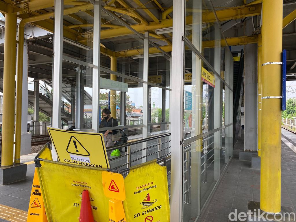 Eskalator di Stasiun Kranji mati, 17 Mei 2023. (Fathia Nabila Qonita/detikcom)