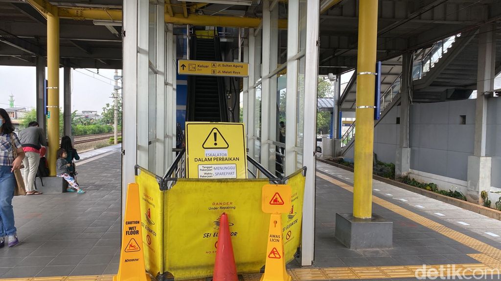 Eskalator di Stasiun Kranji mati, 17 Mei 2023. (Fathia Nabila Qonita/detikcom)