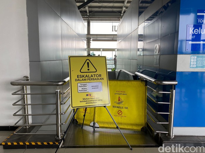 Eskalator di Stasiun Kranji mati, 17 Mei 2023. (Fathia Nabila Qonita/detikcom)