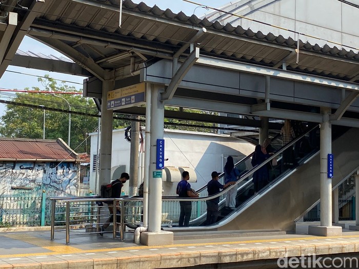 Eskalator Stasiun Cakung Jaktim hidup lagi usai dua bulan mati karena rusak. 17 Mei 2023. (Fathia Nabila Qonita/detikcom)