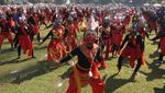 Merahkan Lapangan Pakisaji Malang, Ribuan Pelajar Bawakan Tari Topeng Bapang