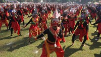 Kegiatan kirab dan tari topeng Bapang massal tersebut diikuti 2.023 siswa SD, SMP serta sejumlah sanggar tari sebagai upaya regenerasi sekaligus menanamkan rasa cinta terhadap warisan budaya tari tradisional topeng Malangan.