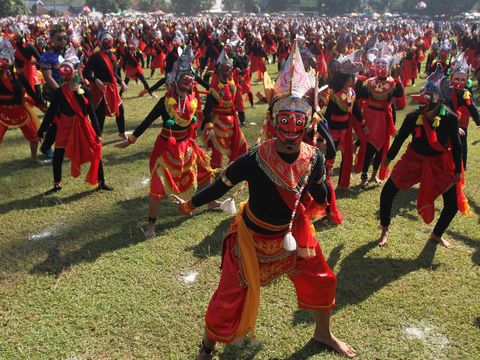 Gebyar tari topeng Malangan Pelajar membawakan tari topeng Bapang secara massal dalam kegiatan Gebyar Topeng Malangan di lapangan Pakisaji, Malang, Jawa Timur, Rabu (17/5/2023). Kegiatan kirab dan tari topeng Bapang massal tersebut diikuti 2.023 siswa SD, SMP serta sejumlah sanggar tari sebagai upaya regenerasi sekaligus menanamkan rasa cinta terhadap warisan budaya tari tradisional topeng Malangan.