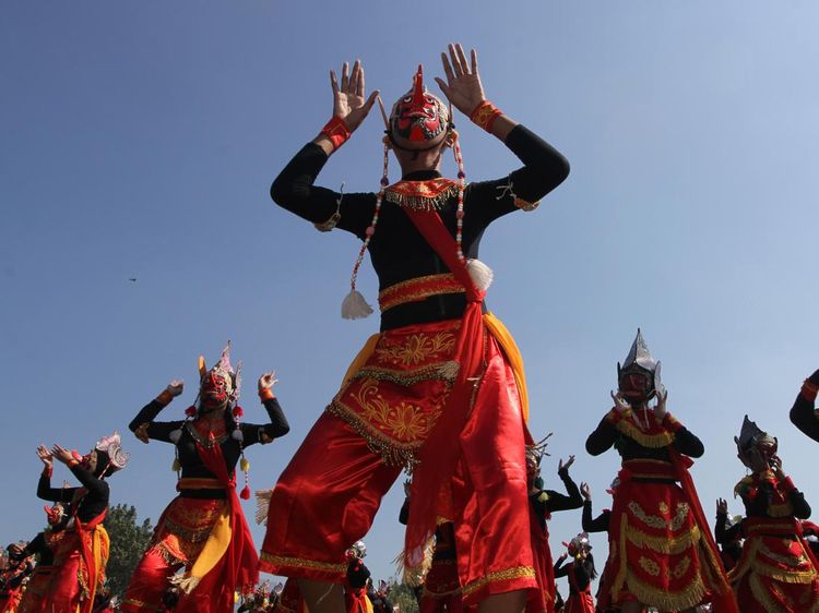 Merahkan Lapangan Pakisaji Malang, Ribuan Pelajar Bawakan Tari Topeng Bapang