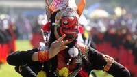 Pelajar mengikuti kirab dalam kegiatan Gebyar Topeng Malangan di lapangan Pakisaji, Malang, Jawa Timur.