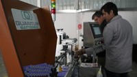 Tetap saja, taruhan Quantum Motors pada mobil bertenaga baterai masuk akal jika menyangkut sumber daya Bolivia. Dengan perkiraan 21 juta ton, Bolivia memiliki cadangan litium terbesar di dunia, komponen kunci dalam baterai listrik, tetapi belum mengekstraksi — dan mengindustrialisasikan — sumber daya logamnya yang sangat besar.  